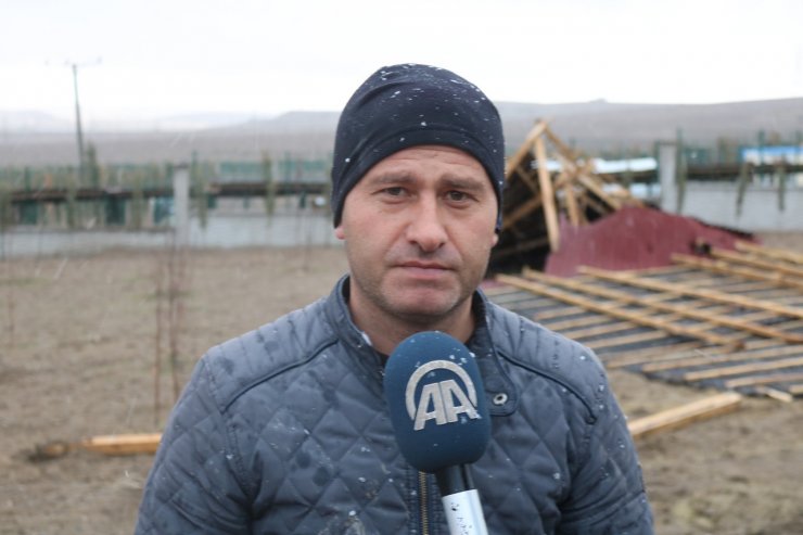 Ankara'da etkili olan rüzgar Patiliköy'de zarara yol açtı