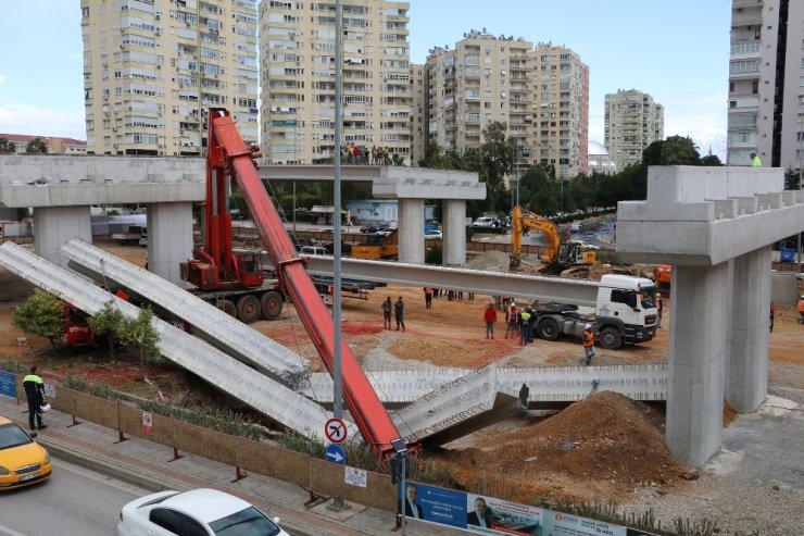40 tonluk beton kirişi taşıyan vincin bomu kırıldı