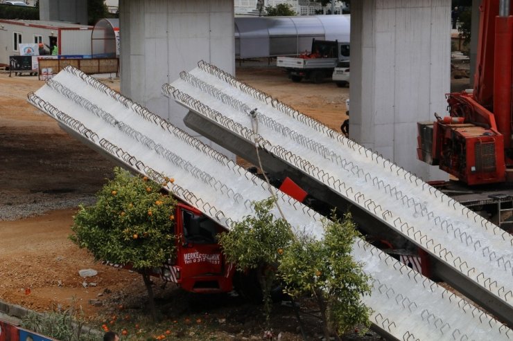 40 tonluk beton kirişi taşıyan vincin bomu kırıldı