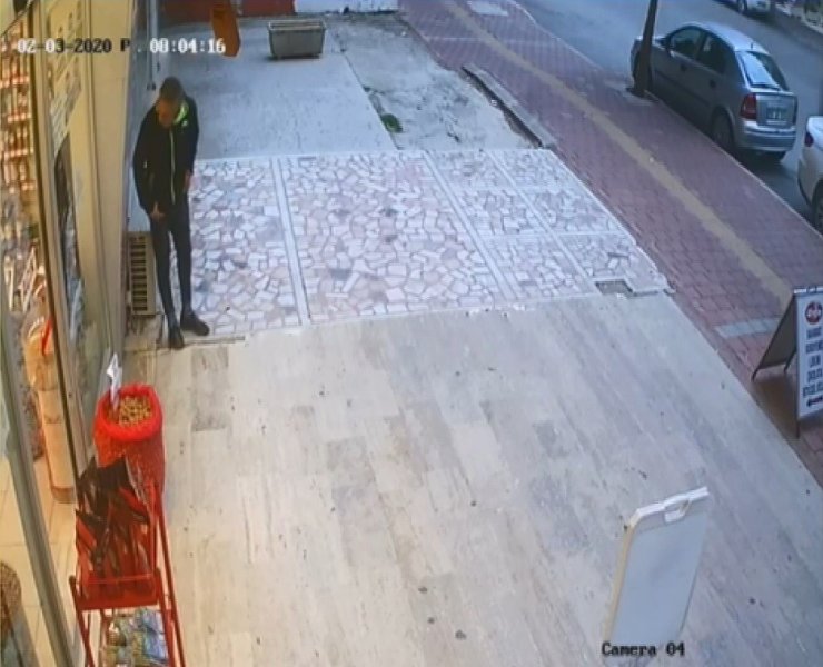 Kampanyadaki cevizleri ’yengeç’ gibi çaldı, ardından kendi sattı