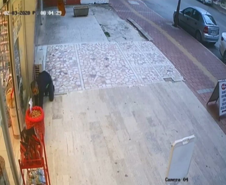 Kampanyadaki cevizleri ’yengeç’ gibi çaldı, ardından kendi sattı