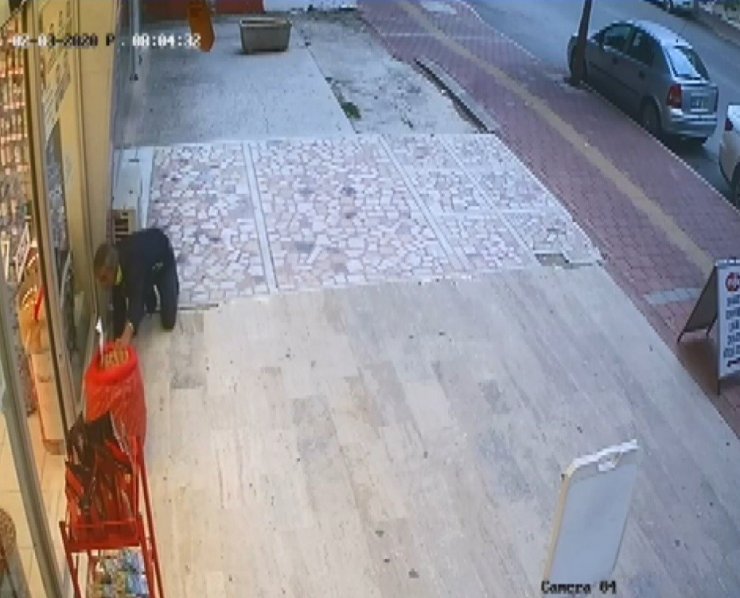 Kampanyadaki cevizleri ’yengeç’ gibi çaldı, ardından kendi sattı