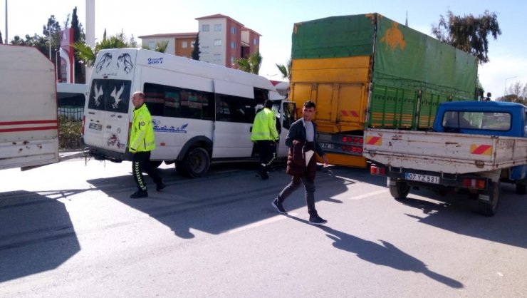 Minibüs kamyona çarptı: 2 yaralı