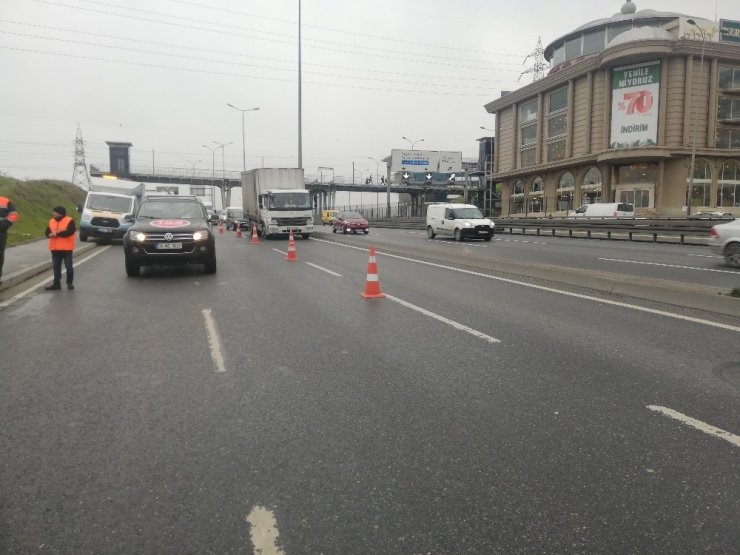 Avcılar’da çatlakların oluştuğu yolun tek şeridi trafiğe kapatıldı