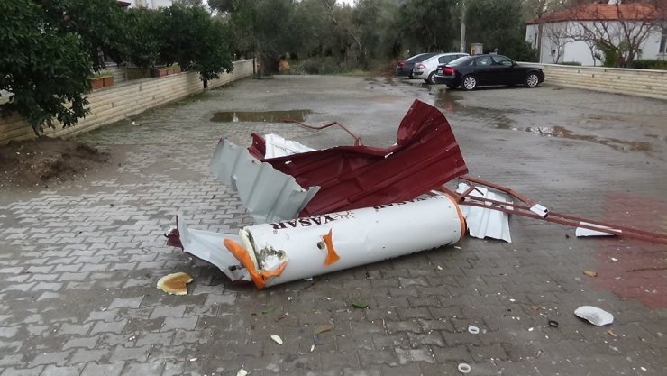 Hortum çatıları uçurdu, 6 bina hasar gördü