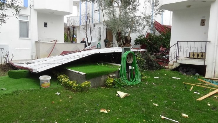 Hortum çatıları uçurdu, 6 bina hasar gördü