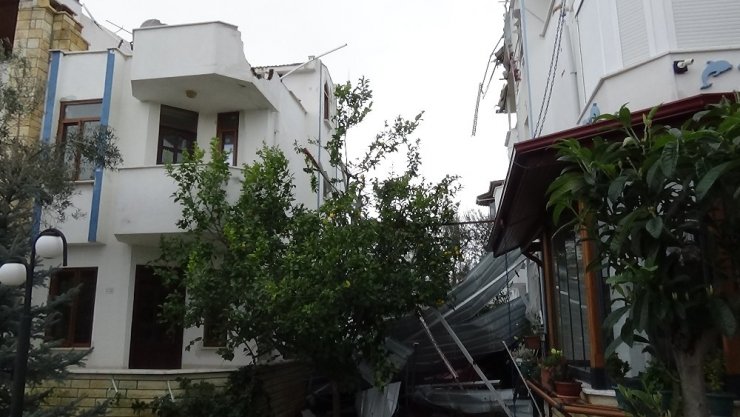 Hortum çatıları uçurdu, 6 bina hasar gördü