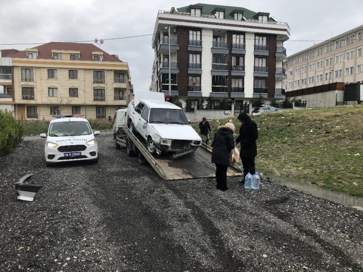 Direksiyon hakimiyetini kaybetti, sitenin bahçe duvarına girdi