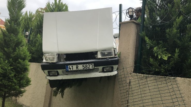 Direksiyon hakimiyetini kaybetti, sitenin bahçe duvarına girdi