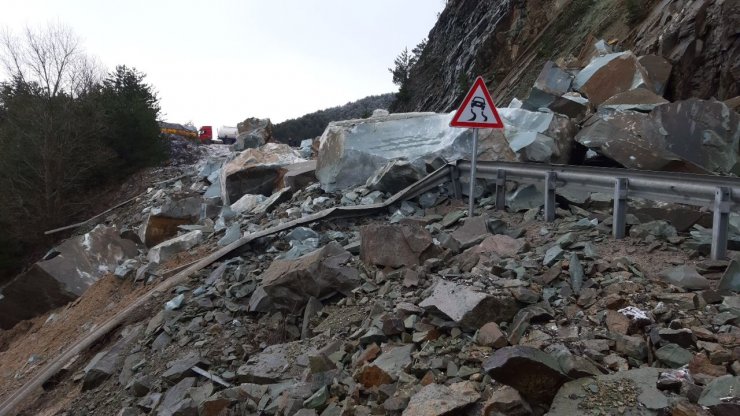 GÜNCELLEME - Bolu'da kara yolunda heyelan