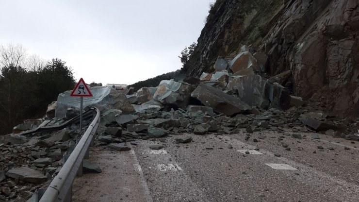 GÜNCELLEME - Bolu'da kara yolunda heyelan