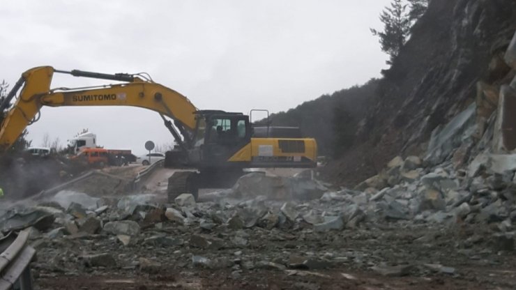 Bolu’da yağmur sonrası heyelan Ankara yolunu kapattı