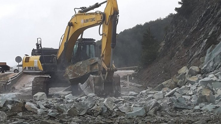 Bolu’da yağmur sonrası heyelan Ankara yolunu kapattı