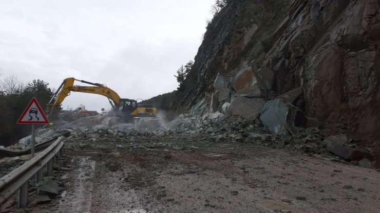 Bolu’da yağmur sonrası heyelan Ankara yolunu kapattı