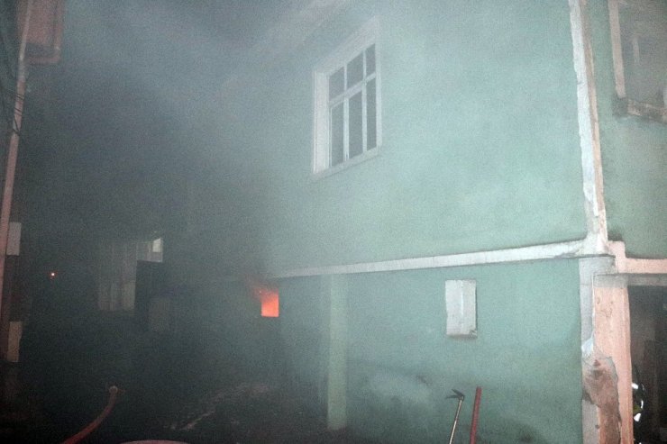 Metruk bina kül oldu