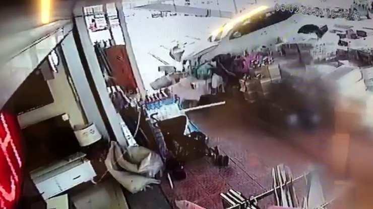 Gaz ile freni karıştıran sürücü, beyaz eşya dükkanına daldı
