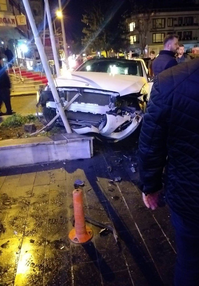 Kontrolsüz yola çıkan sürücü kazayı beraberinde getirdi