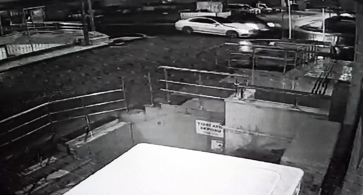 Kontrolsüz yola çıkan sürücü kazayı beraberinde getirdi
