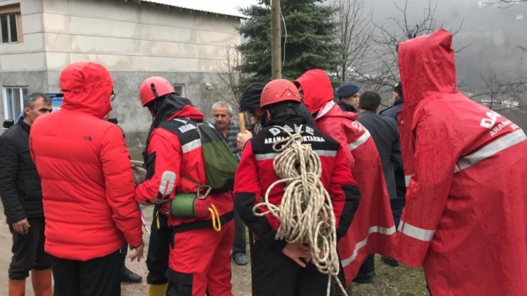 Kayıp iş makinesi operatörü 3. günde aranmasına devam ediliyor