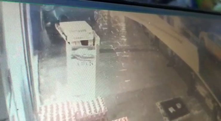 Otomobil iş yerinin duvarına çarptı: 1 yaralı