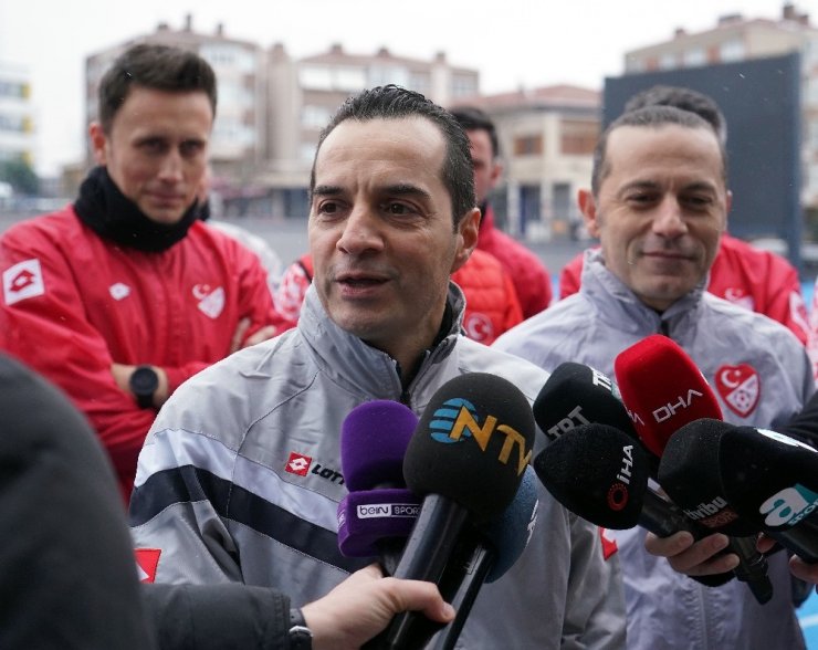 FIFA kokarlı hakemler ve sporcular yenilenen Burhan Felek Atletizm Stadı’nda