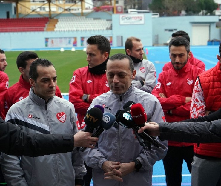 FIFA kokarlı hakemler ve sporcular yenilenen Burhan Felek Atletizm Stadı’nda