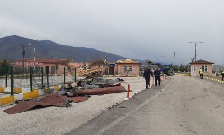 Fırtına meteoroloji binasının çatısını uçurdu
