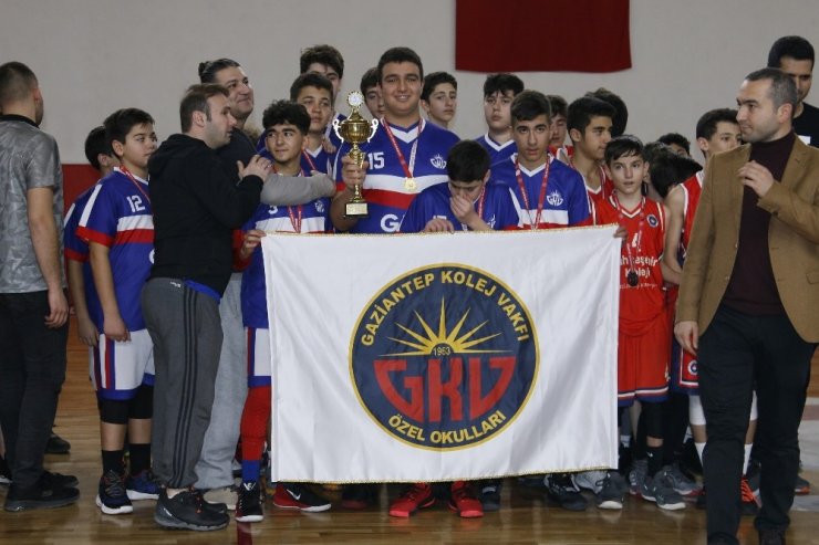 GKV’nin efsane basketbol takımı üçüncü kez namağlup şampiyon