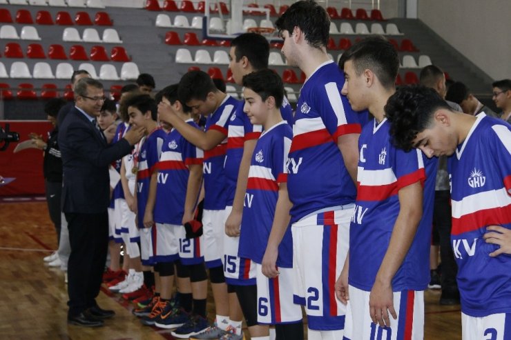 GKV’nin efsane basketbol takımı üçüncü kez namağlup şampiyon