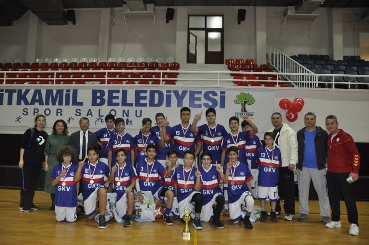 GKV’nin efsane basketbol takımı üçüncü kez namağlup şampiyon