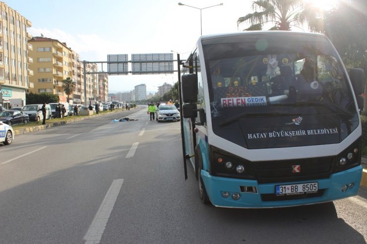 Karşıya geçerken araç çarptı, eşi ve oğlu gözyaşlarına boğuldu