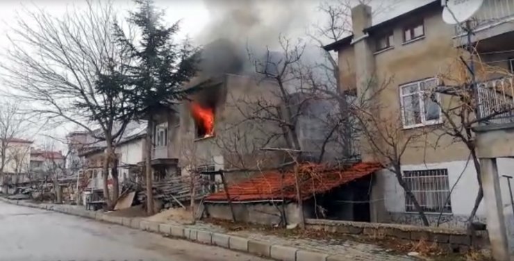 Ailesi hastanedeyken çıkan yangında kendini dışarı atıp yardım istedi
