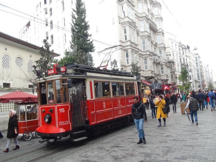 İstiklal Caddesinde cami çatısına çıkan kedi itfaiyecilere zor anlar yaşattı