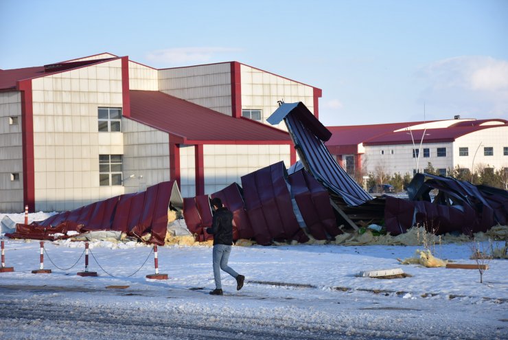 Ardahan'da yoğun kar ve tipi ulaşımı aksattı