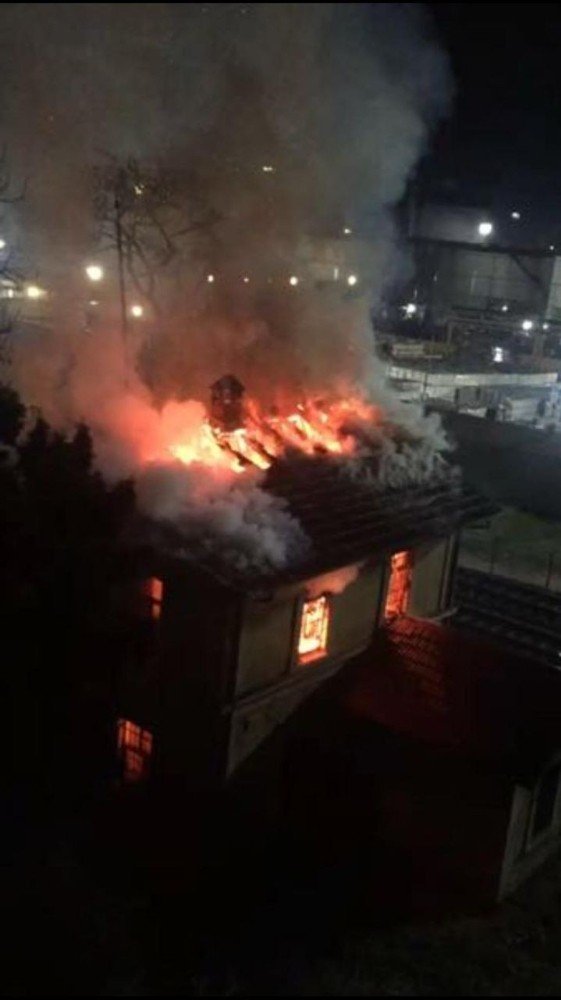 Kocaeli’de tarihi tren garı alev alev yandı