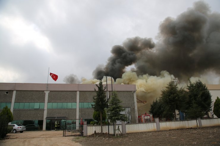 GÜNCELLEME - Manisa'da plastik fabrikasında çıkan yangın söndürüldü