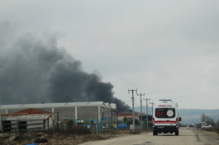 GÜNCELLEME - Manisa'da plastik fabrikasında çıkan yangın söndürüldü