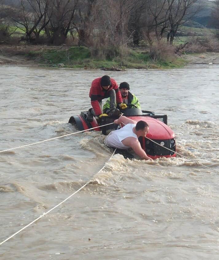 Traktörle çayda mahsur kalan 2 kişiyi itfaiye kurtardı