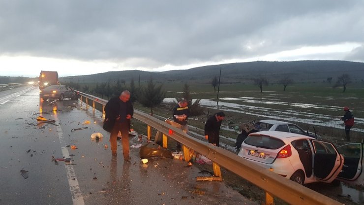 Kula’da 6 araçlı zincirleme trafik kazası: 2 yaralı