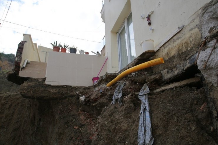 İnşaat çalışması sırasında kayan iki bina paniğe neden oldu