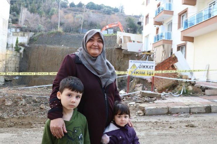 İnşaat çalışması sırasında kayan iki bina paniğe neden oldu