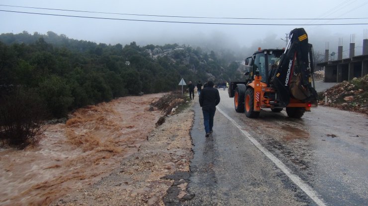 Mersin'de derenin taşması sonucu mahsur kalan öğrenciler kurtarıldı