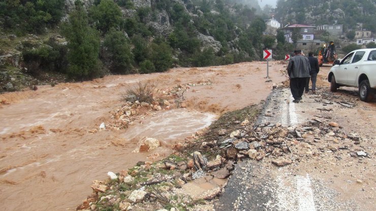 Mersin'de derenin taşması sonucu mahsur kalan öğrenciler kurtarıldı