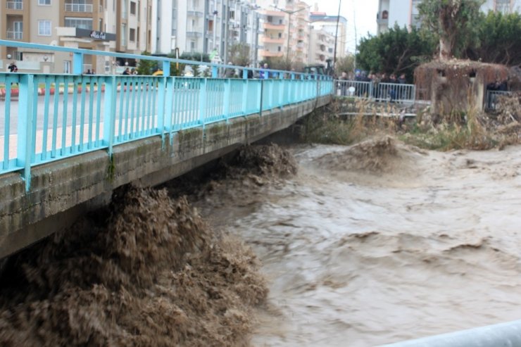 Mersin’de sel suları yükseldi, köprü trafiğe kapatıldı