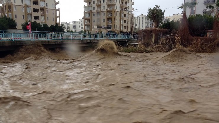 Mersin’de sel suları yükseldi, köprü trafiğe kapatıldı