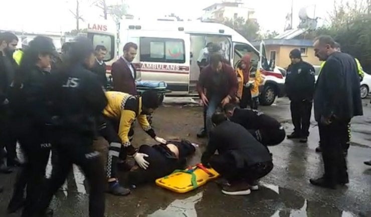 Husumetli oldukları şahsı futbol sahasında yakalayıp vurdular
