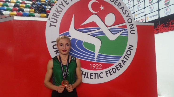 Gaziemir’in süper atletlerinden çifte şampiyonluk