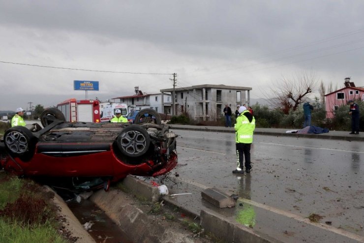 Yağışta kontrolden çıkan otomobil takla attı: 1 ölü, 1 yaralı