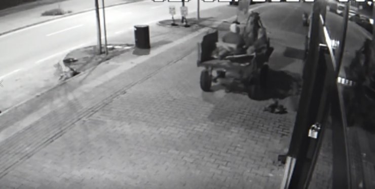 At arabalı kadın hırsızlar güvenlik kamerasına yakalandı