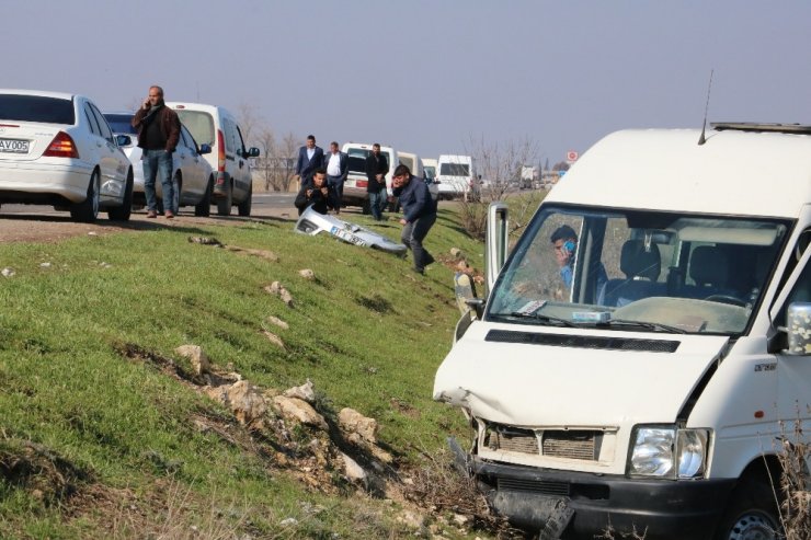 Şanlıurfa’da otomobil ile minibüs çarpıştı: 2 yaralı